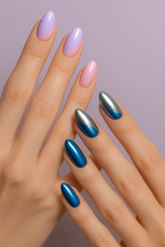دو دست زنانه با طراحی ناخن دو رنگه در ترکیب یاسی و صورتی، کروم و آبی متالیک