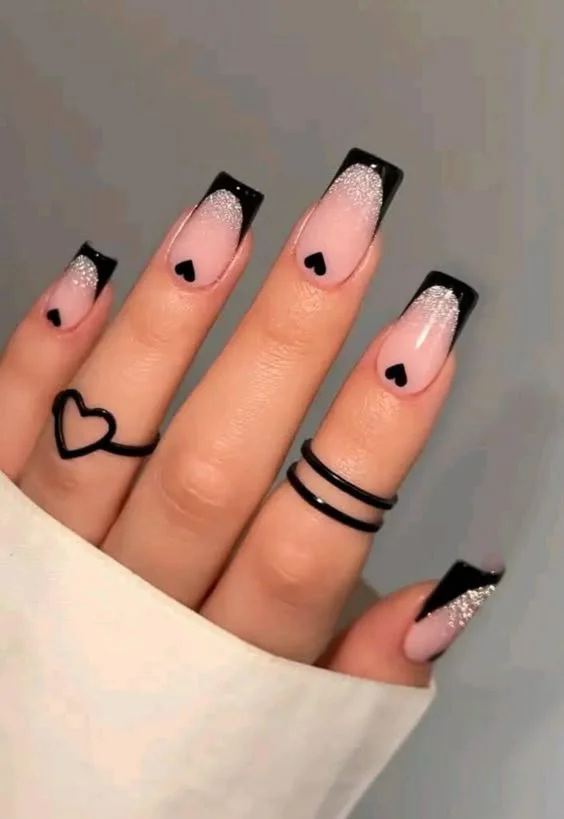 دست با ناخن مصنوعی و تاکید روی فیت صحیح از دیواره تا دیواره