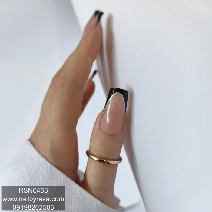 ناخن مصنوعی راسا فرم مربعی رنگ مشکی فرنچ با خط نقره‌ای براق مدل RSN0453