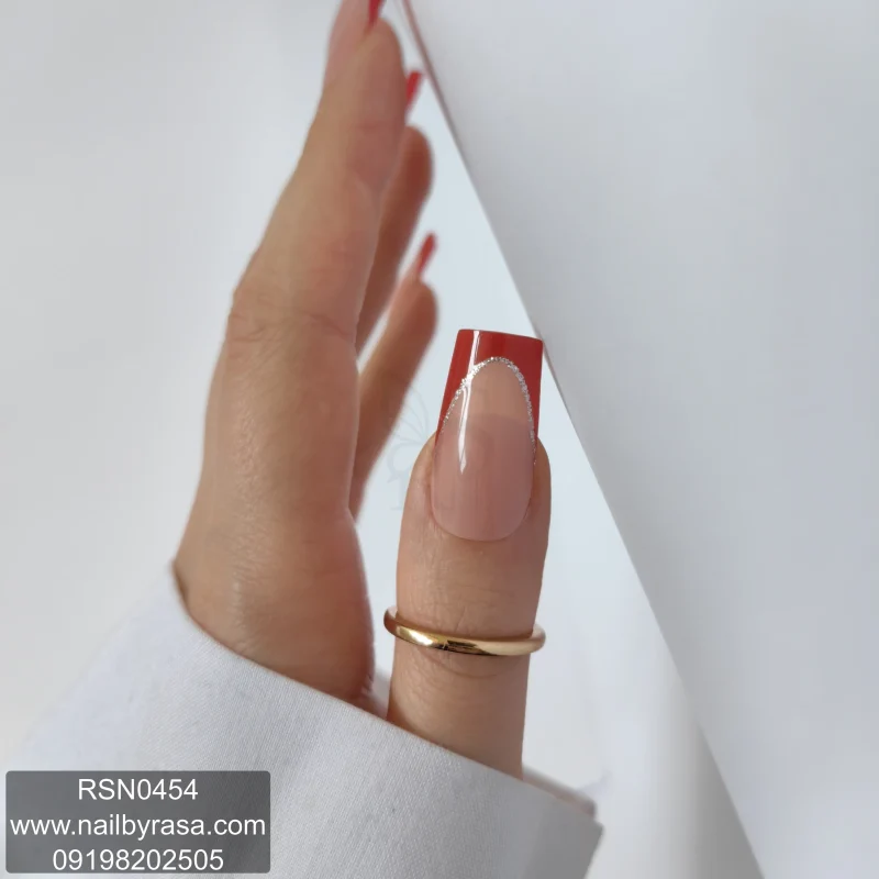 ناخن مصنوعی راسا فرم مربعی رنگ قرمز فرنچ با خط نقره‌ای براق مدل RSN0454