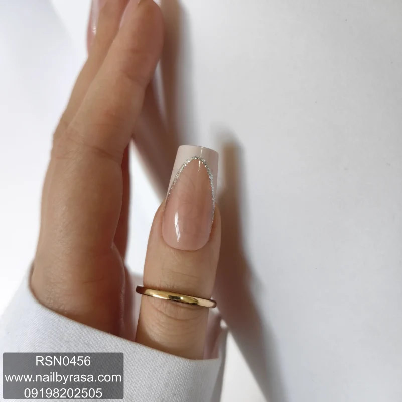ناخن مصنوعی راسا فرم مربعی رنگ کرمی فرنچ با خط نقره‌ای براق مدل RSN0456