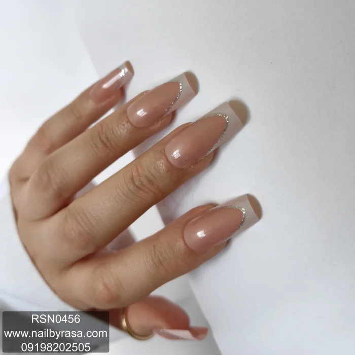 ناخن مصنوعی راسا فرم مربعی رنگ کرمی فرنچ با خط نقره‌ای براق مدل RSN0456