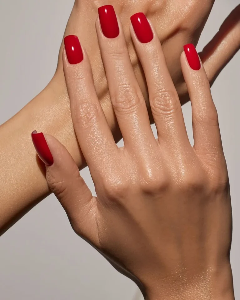 ناخن قرمز کلاسیک براق با مانیکور تمیز