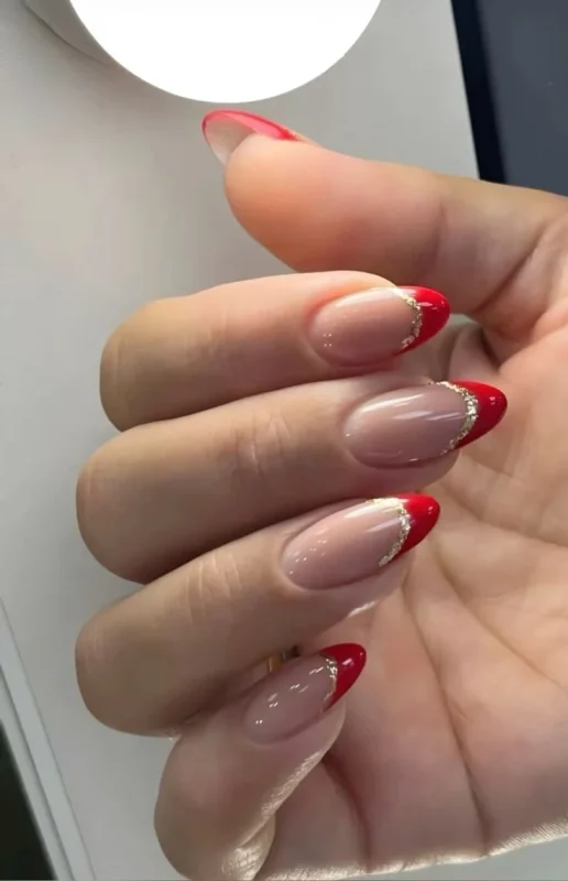 ایده طراحی ناخن قرمز مینیمال و فرنچ با فویل طلایی