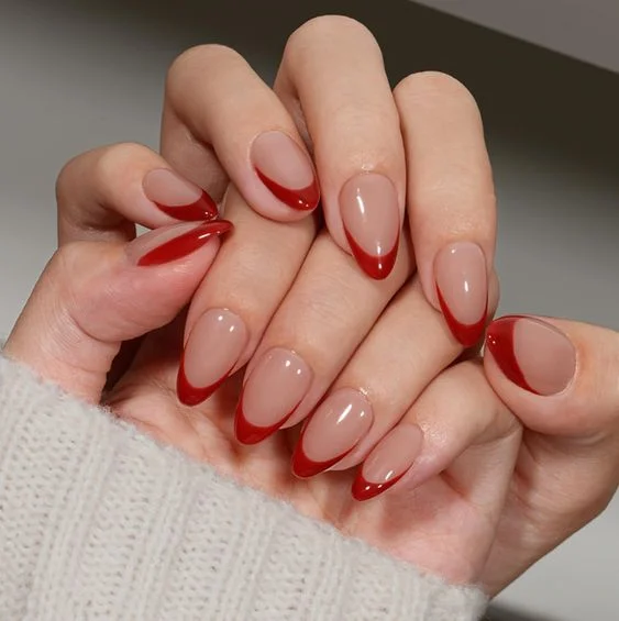 بنر ناخن آماده ارسال قرمز برای مهمانی دقیقه‌نودی‌ها