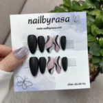 ناخن مصنوعی راسا فرم بادامی رنگ مشکی و نود طرح خطوط موج‌دار (Swirl) مات مدل RSN0490