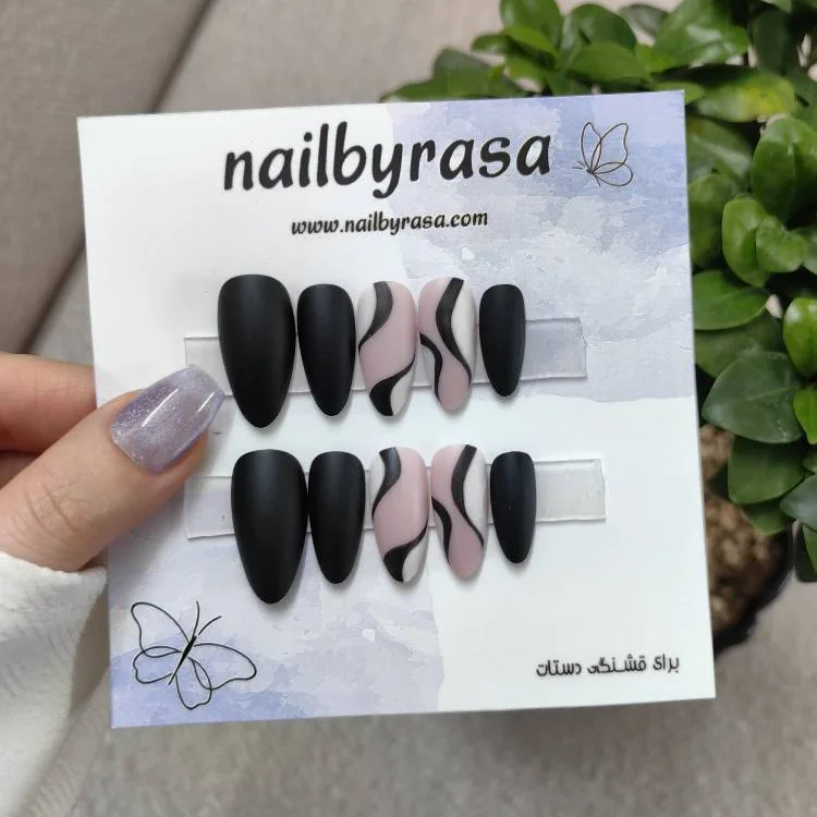 ناخن مصنوعی راسا فرم بادامی رنگ مشکی و نود طرح خطوط موج‌دار (Swirl) مات مدل RSN0490