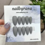 ناخن مصنوعی راسا فرم بادامی رنگ خاکستری فیلی طرح دورگیری نقره‌ای مات مدل RSN0489