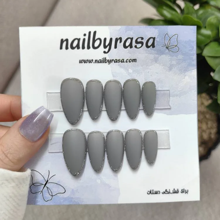 ناخن مصنوعی راسا فرم بادامی رنگ خاکستری فیلی طرح دورگیری نقره‌ای مات مدل RSN0489