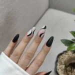 ناخن مصنوعی راسا فرم بادامی رنگ مشکی و نود طرح خطوط موج‌دار (Swirl) مات مدل RSN0490