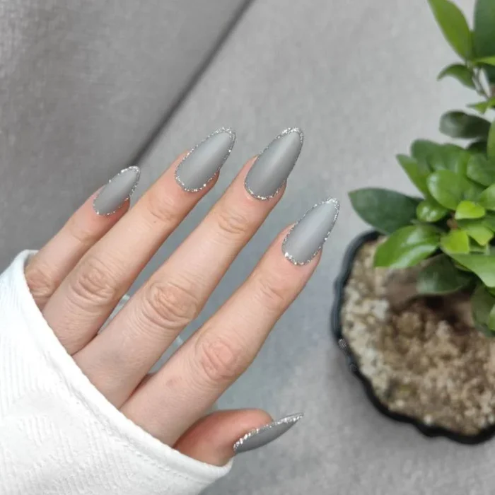 ناخن مصنوعی راسا فرم بادامی رنگ خاکستری فیلی طرح دورگیری نقره‌ای مات مدل RSN0489