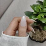 ناخن مصنوعی راسا فرم بادامی رنگ سفید صدفی طرح کروم (گلیزد) براق مدل RSN0494