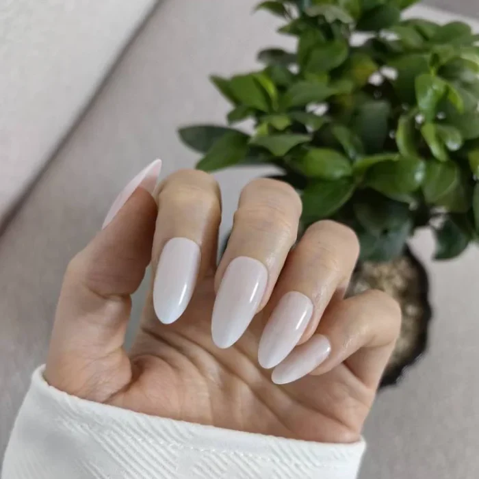 ناخن مصنوعی راسا فرم بادامی رنگ سفید صدفی طرح کروم (گلیزد) براق مدل RSN0494