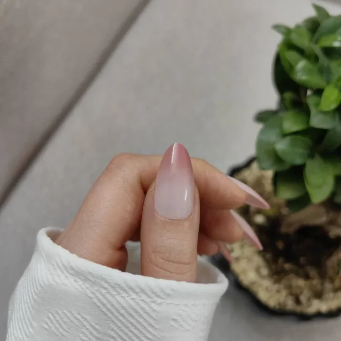 ناخن مصنوعی راسا فرم بادامی طرح آمبره رنگی (سفید و صورتی چرک) براق مدل RSN0495