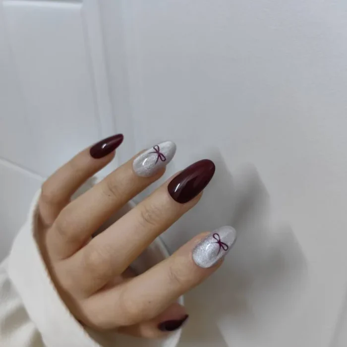 ناخن مصنوعی راسا فرم بادامی رنگ زرشکی و نقره‌ای طرح پاپیون (استایل کوکت) مدل RSN0496