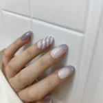 ناخن مصنوعی راسا فرم بادامی رنگ یاسی و نقره‌ای طرح برف و بافت زمستانی مدل RSN0488