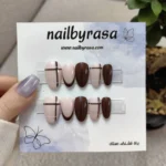 ناخن مصنوعی راسا فرم بادامی رنگ قهوه‌ای و کرم طرح شطرنجی و فرنچ براق مدل RSN0486