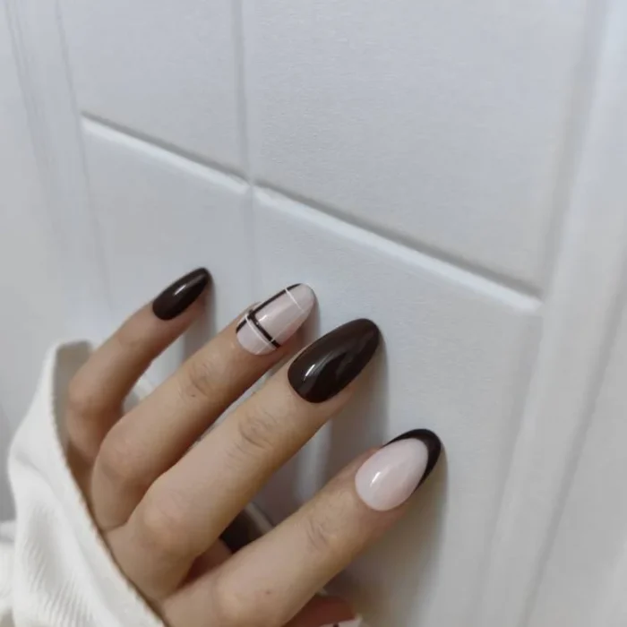 ناخن مصنوعی راسا فرم بادامی رنگ قهوه‌ای و کرم طرح شطرنجی و فرنچ براق مدل RSN0486