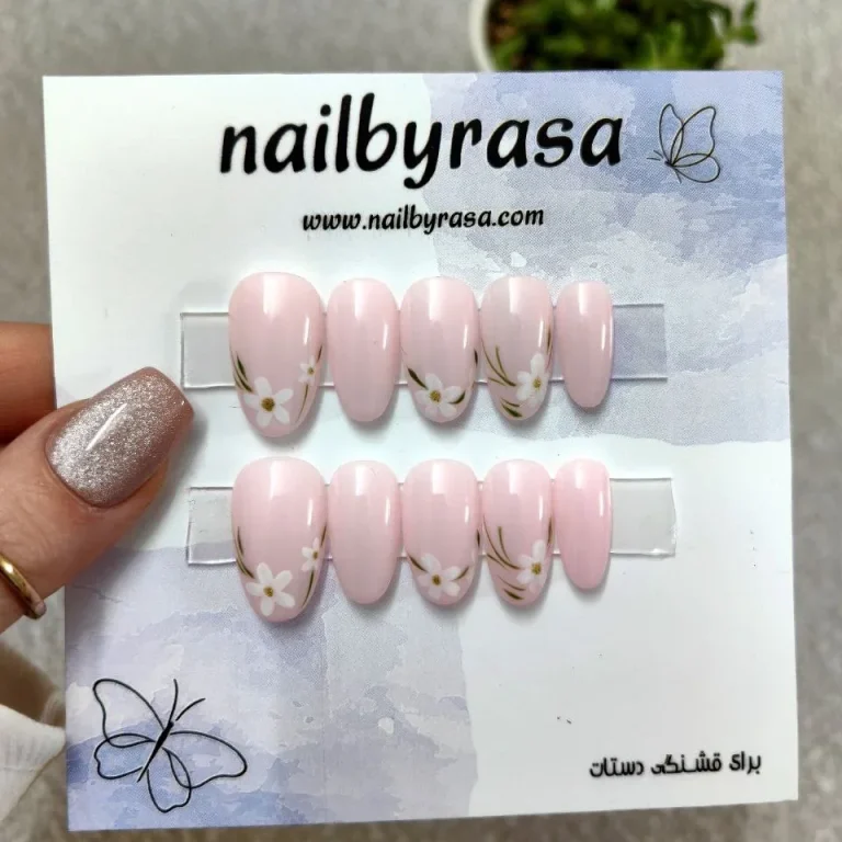 ناخن مصنوعی طرح گل سفید ساده مینیمال صورتی روشن براق بادامی راسا - RSN0500