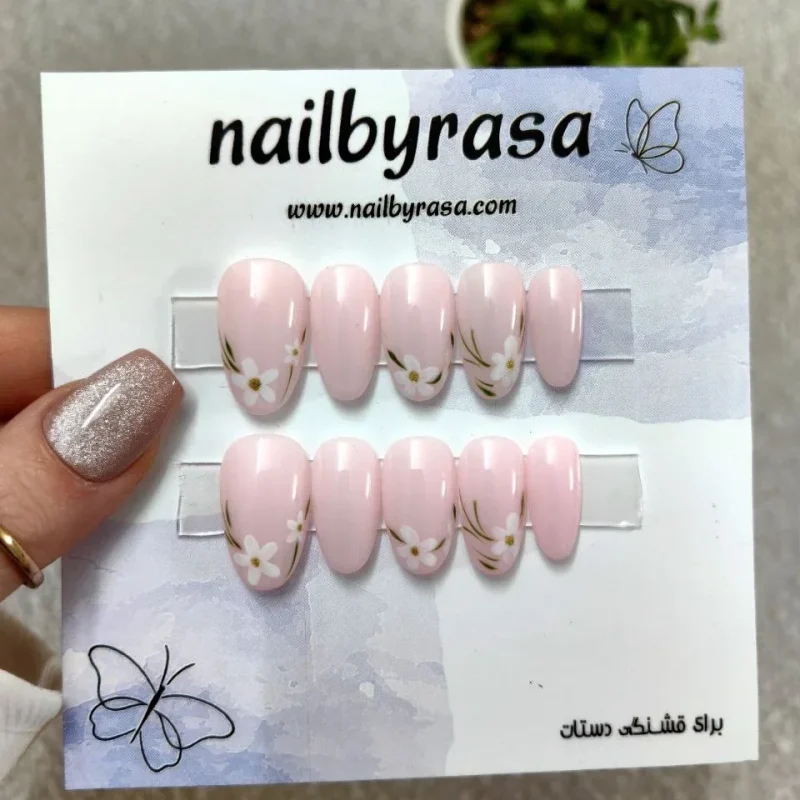 ناخن مصنوعی طرح گل سفید ساده مینیمال صورتی روشن براق بادامی راسا - RSN0500