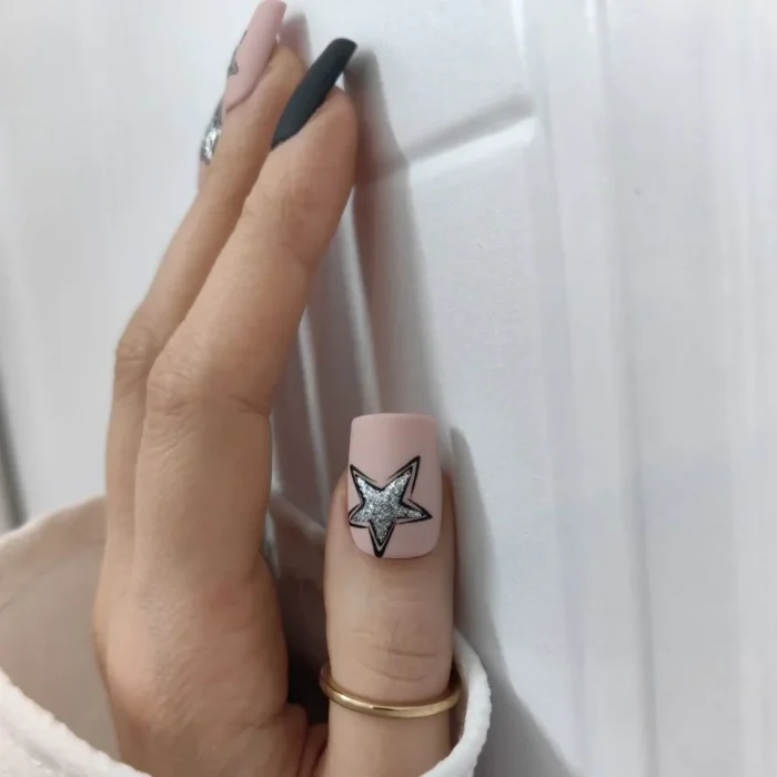 ناخن مصنوعی طرح ستاره اکلیلی نقره ای و مشکی مات مربعی متوسط راسا - RSN0502