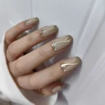 ناخن مصنوعی طرح خطوط انتزاعی کروم طلایی روی بیس نود براق بادامی راسا - RSN0505