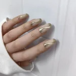 ناخن مصنوعی طرح خطوط انتزاعی کروم طلایی روی بیس نود براق بادامی راسا - RSN0505