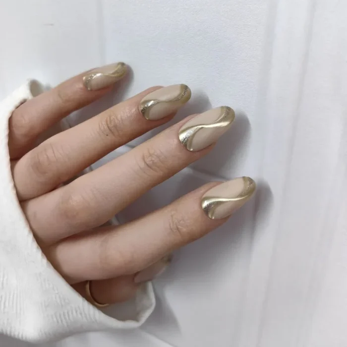 ناخن مصنوعی طرح خطوط انتزاعی کروم طلایی روی بیس نود براق بادامی راسا - RSN0505