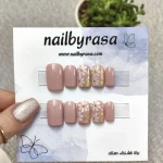 ناخن مصنوعی طرح گل بابونه و ورق طلا صورتی نود براق مربعی کوتاه راسا - RSN0498