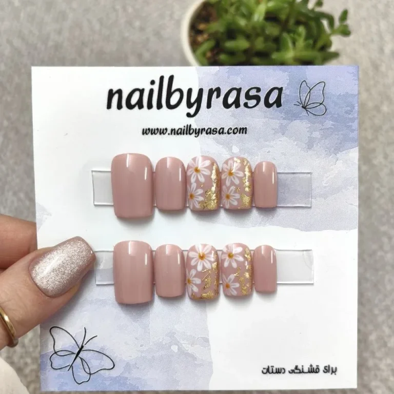 ناخن مصنوعی طرح گل بابونه و ورق طلا صورتی نود براق مربعی کوتاه راسا - RSN0498