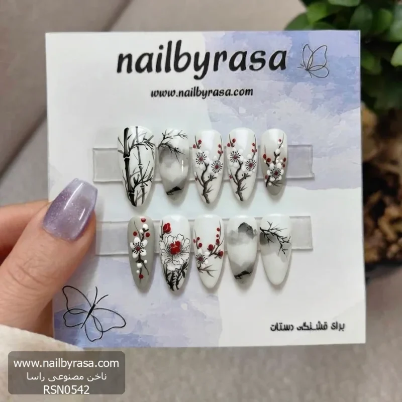 ناخن مصنوعی سفارشی طرح شکوفه و بامبو ژاپنی، رنگ سفید مشکی قرمز، فرم بادامی متوسط، مناسب استایل هنری و خاص، فروشگاه Nail by Rasa