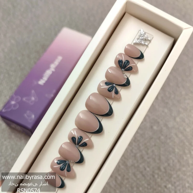 ناخن مصنوعی طرح گلبرگ مشکی روی زمینه صورتی مات، فرم بادامی، با کد RSN0574