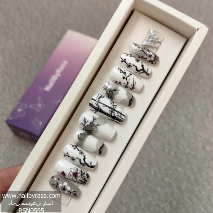 ناخن مصنوعی ژورنالی با طرح شاخه و گل به رنگ سرمه‌ای و سفید، فرم مربع، کد RSN0595