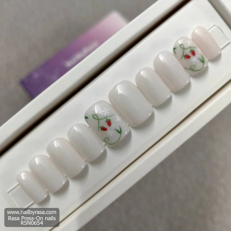 RSN0654 ناخن مصنوعی شیری طرح گل و توت فرنگی مربع گرد کوتاه راسا – RSN0654