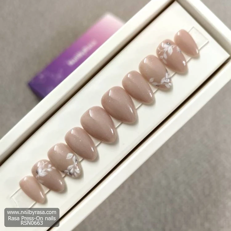 RSN0663 ناخن مصنوعی نود و صورتی شاین دار طرح گل سفید بادامی متوسط راسا – RSN0663