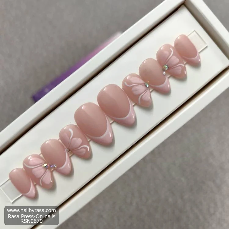 RSN0679 ناخن مصنوعی صورتی طرح پاپیون نگین دار بادامی متوسط راسا – RSN0679